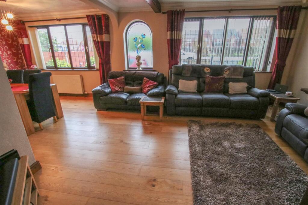 OPEN PLAN LOUNGE/ DINING ROOM