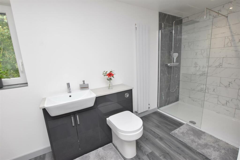 BATHROOM EN SUITE