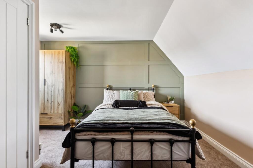 This beautifully designed double bedroom featur...