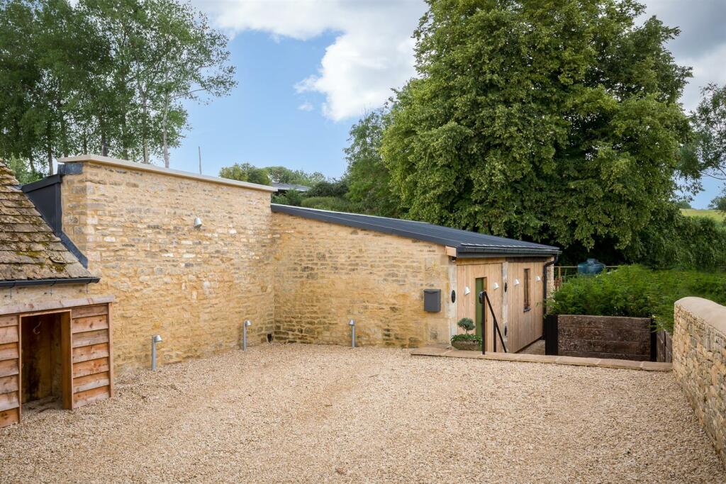 1 - The Stables - GL7 5DY - Web.jpg