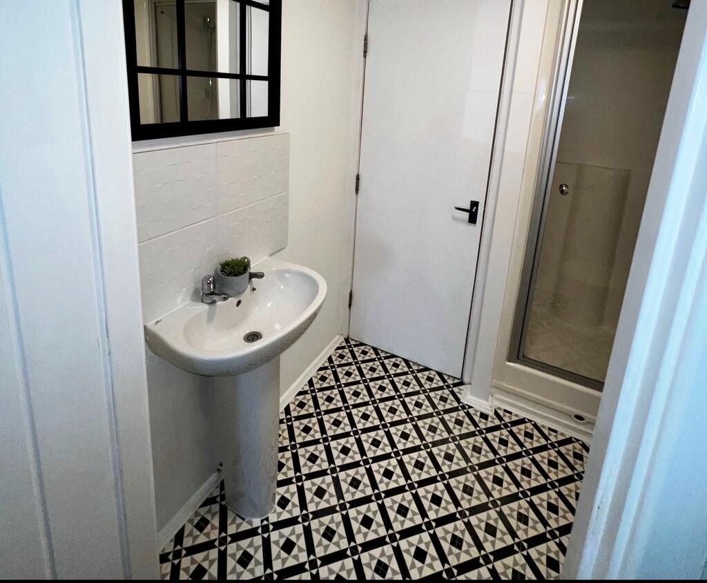 maes deri bathroo...