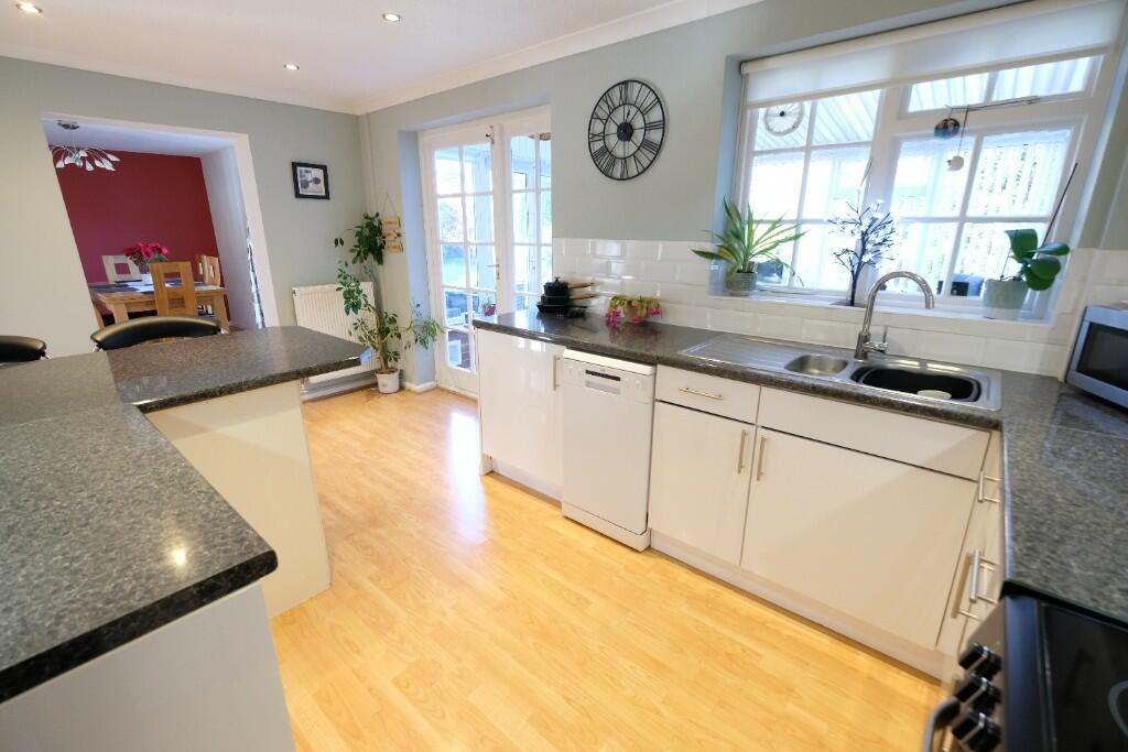 KITCHEN/BREAKFAST