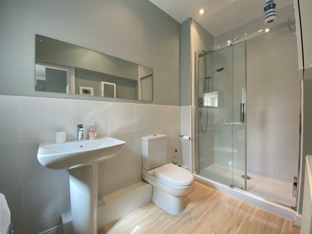 Bathroom 2.jpg