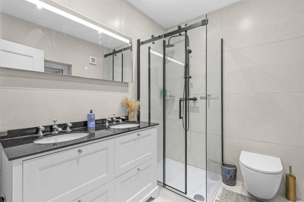 40 Rosebery Ave, HP13 7AL-15.jpg