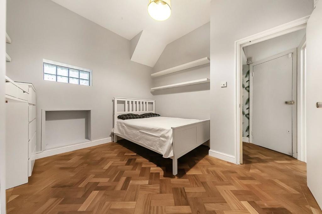 Bedroom (1).jpg