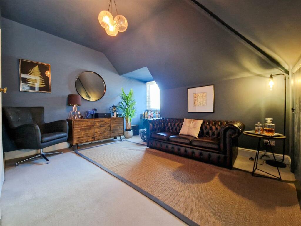 top floor double bedroom-office