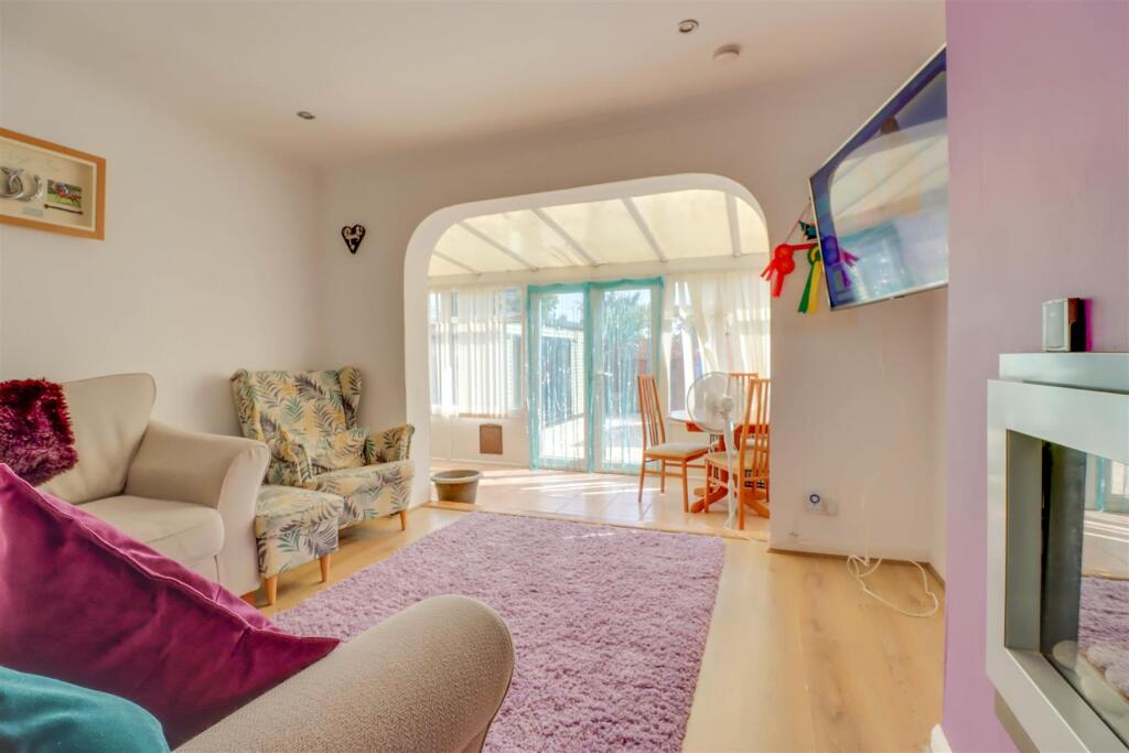 3 CARRUTHERS CLOSE INSIDE-9.jpg