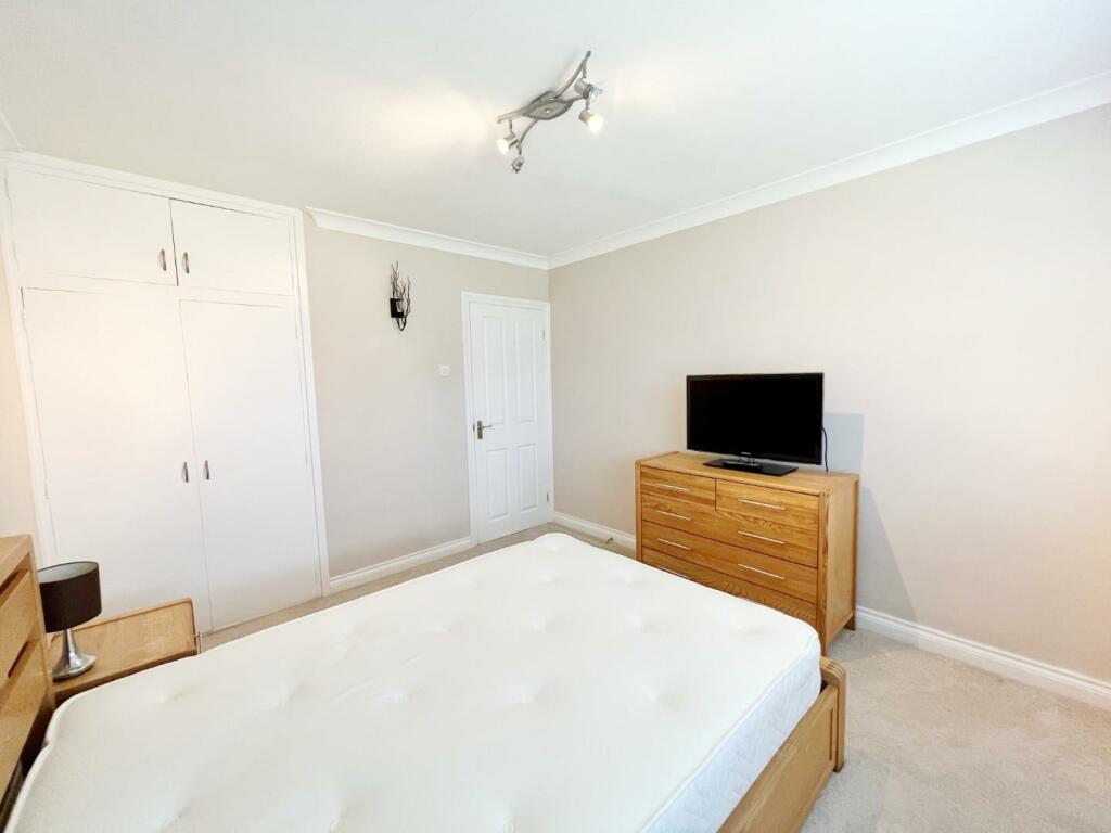 Bedroom 1 pic 2.jpg