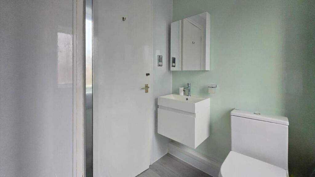 SHOWER ROOM