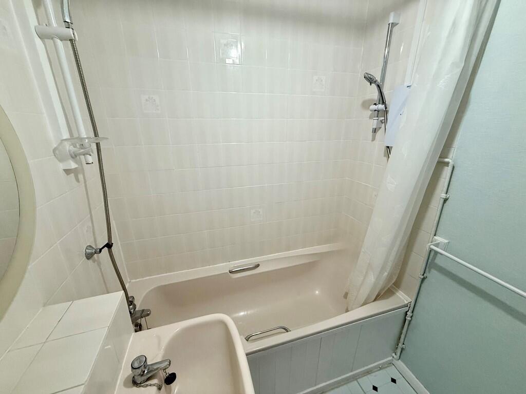 18 Dorking Bathro...