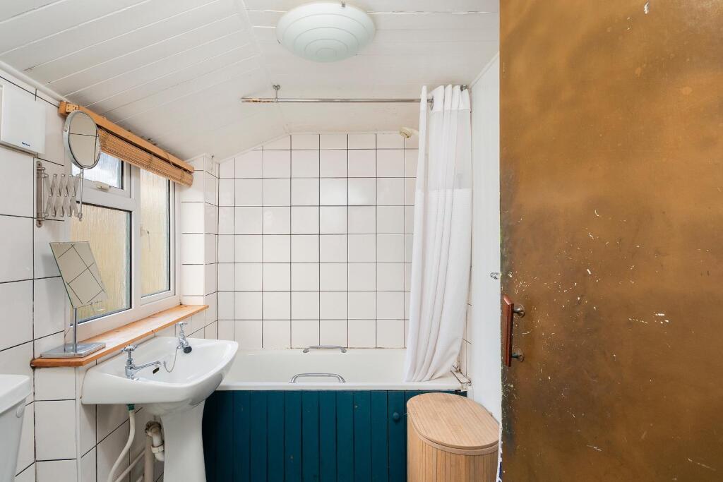 0M2SVP - Bathroom C.jpg