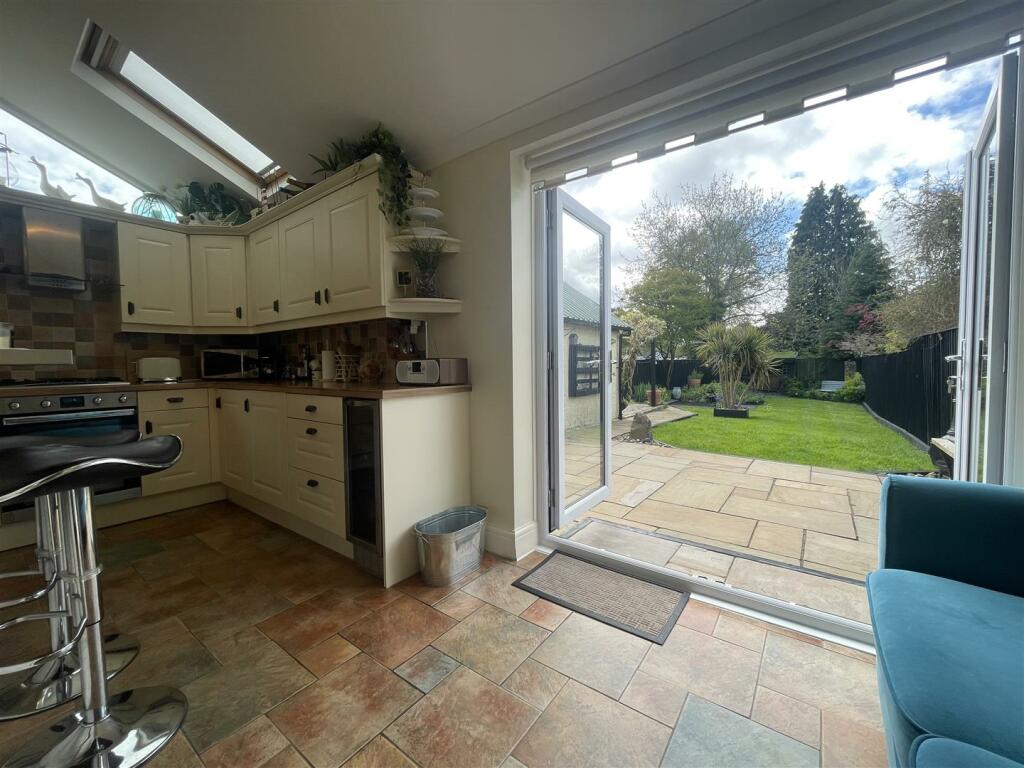 Kitchen/ Breakfast Room