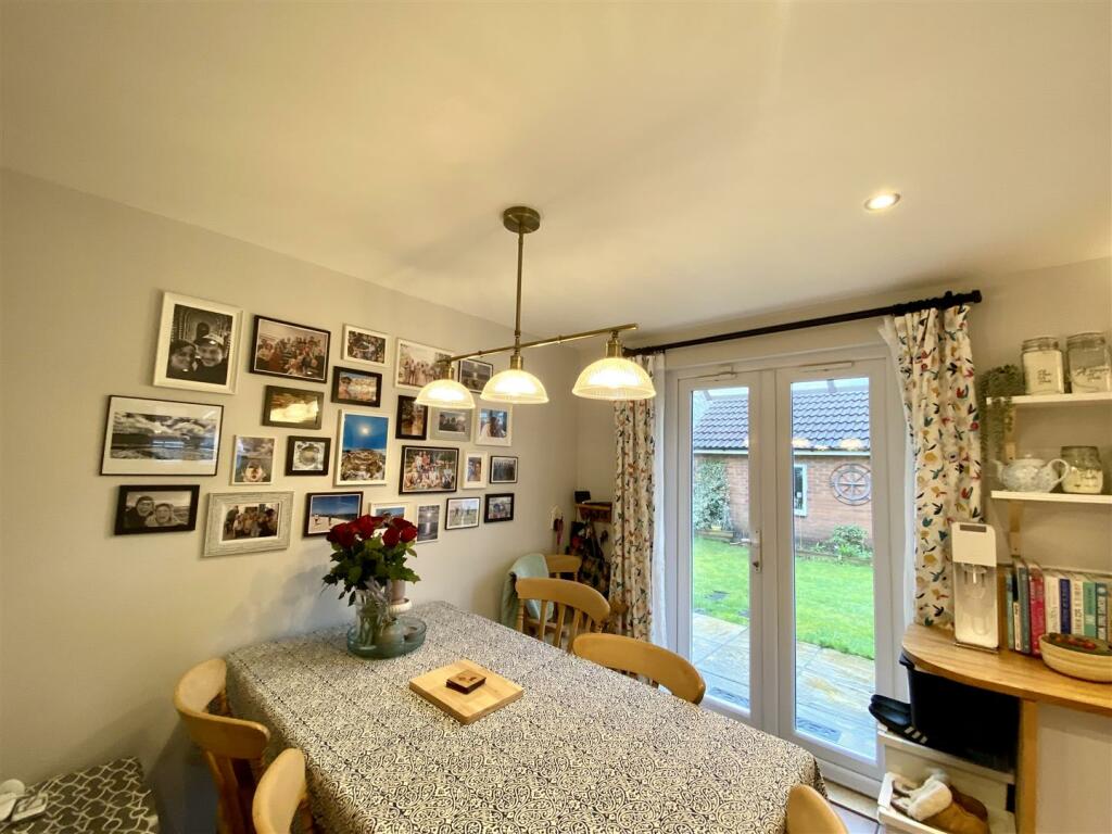 KITCHEN/DINING ROOM