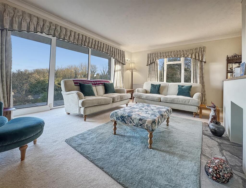 Lounge Towards Sliding Door.JPG