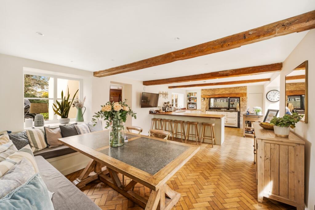 Kitchen and Breakfast
