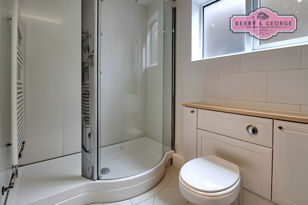 FAMILY SHOWER ROOM