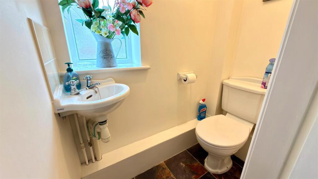 2-PIECE CLOAKROOM