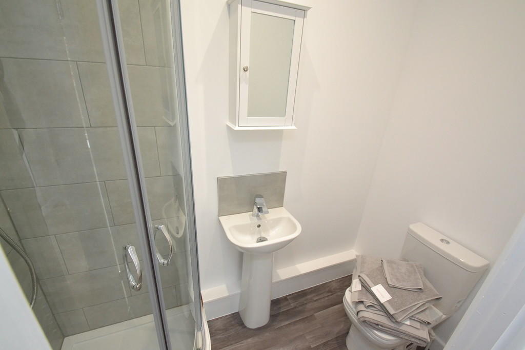 Bathroom (Room 1)