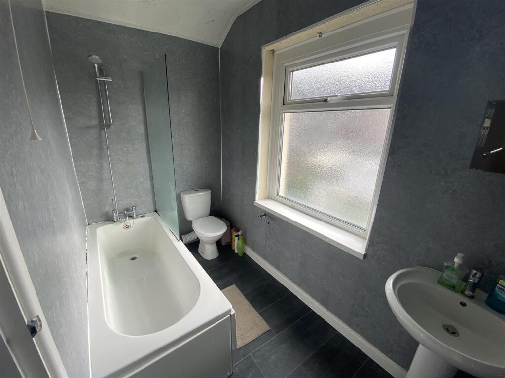 4RT Bathroom.JPG
