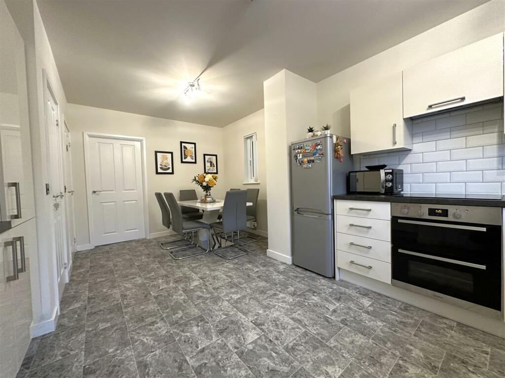 Open-Plan Kitchen/Diner 585