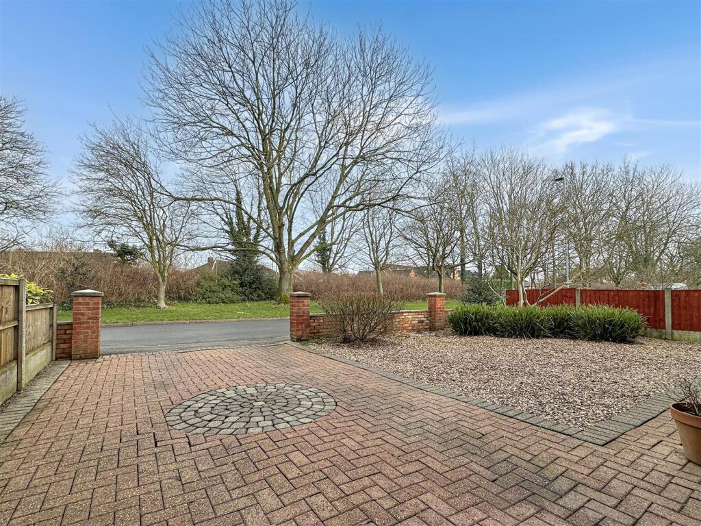 Extensive MULTI-CAR Driveway 770