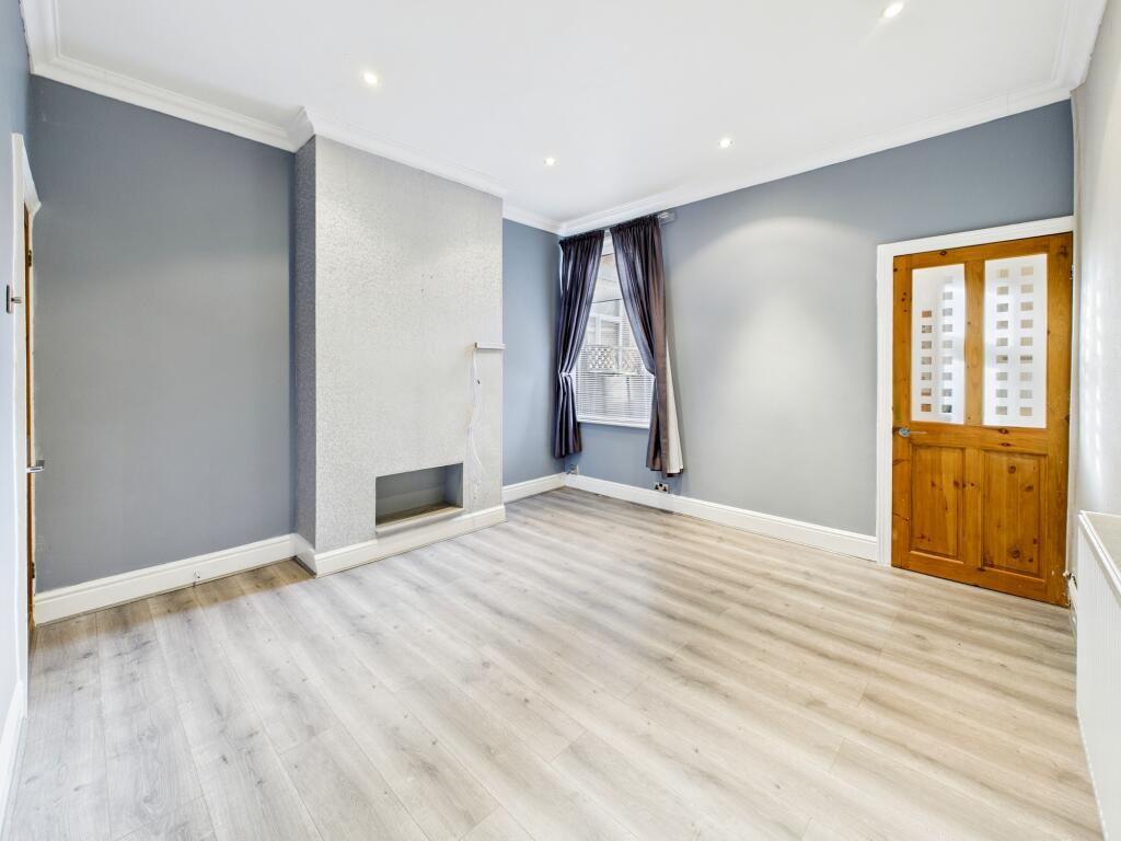 CAM05192G0-PR0186-STILL014