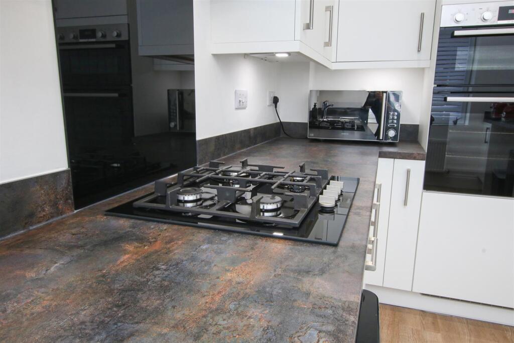 CONTEMPORARY KITCHEN