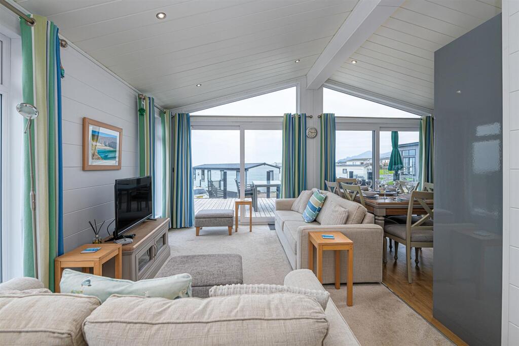 R16-ABERAFON-PARK-LOUNGE-2.jpg