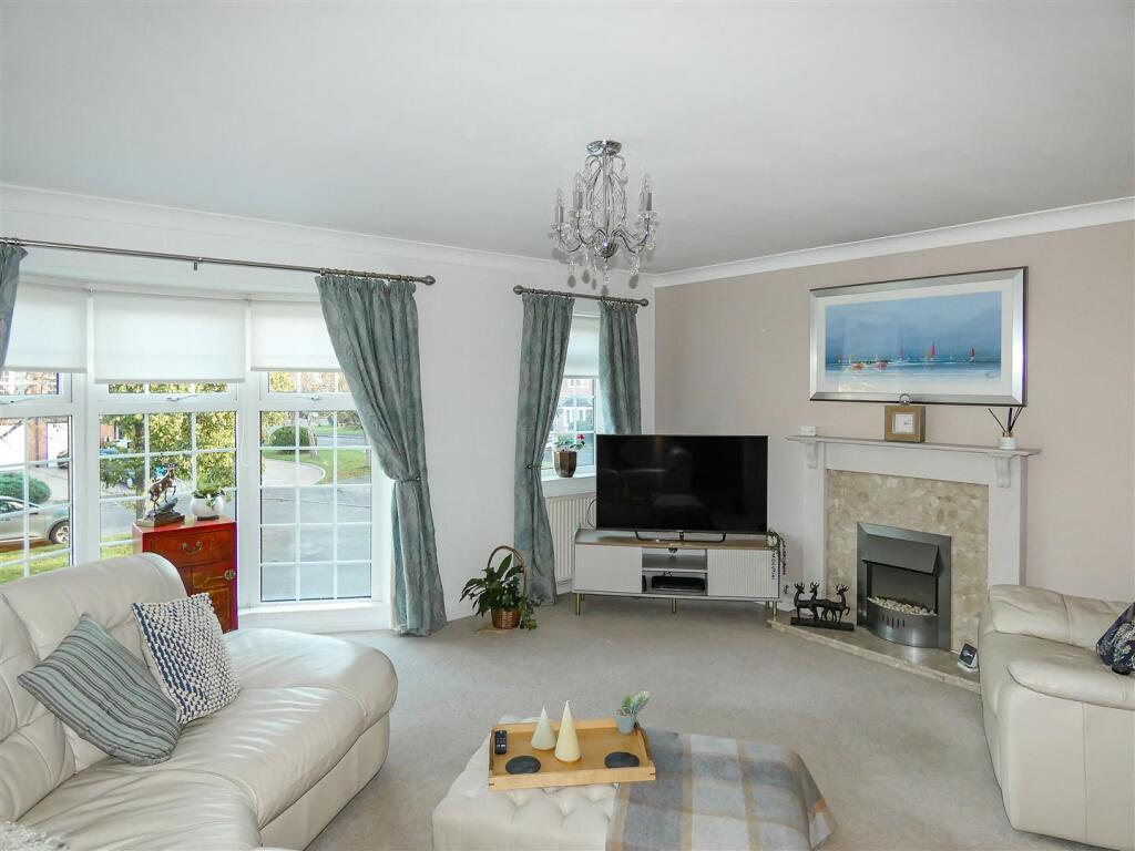 Lounge/Dining Room (First Floor)