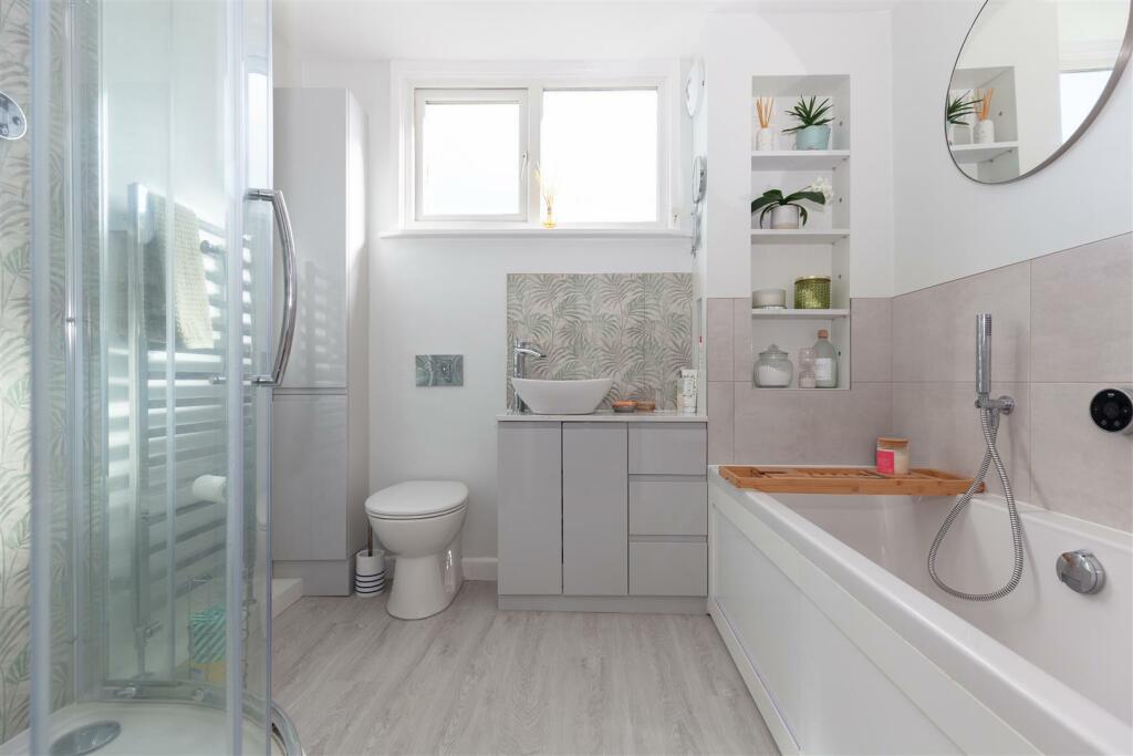 Family Bathroom 1.jpg