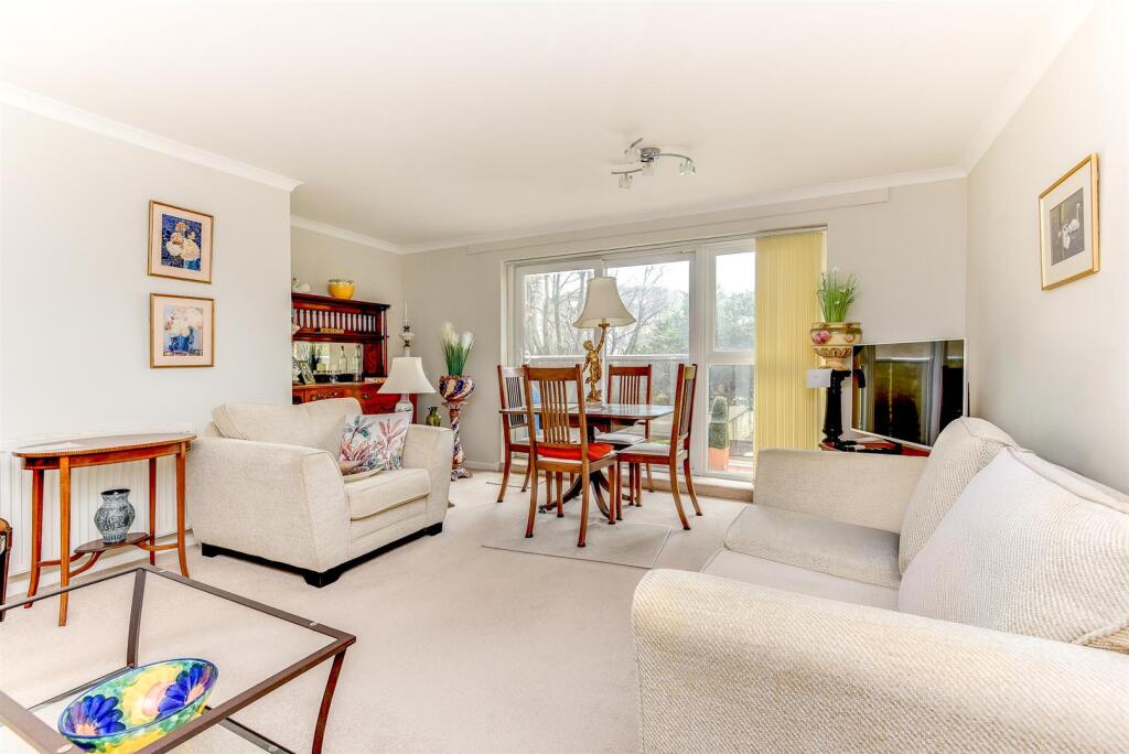 Grand Avenue, Worthing