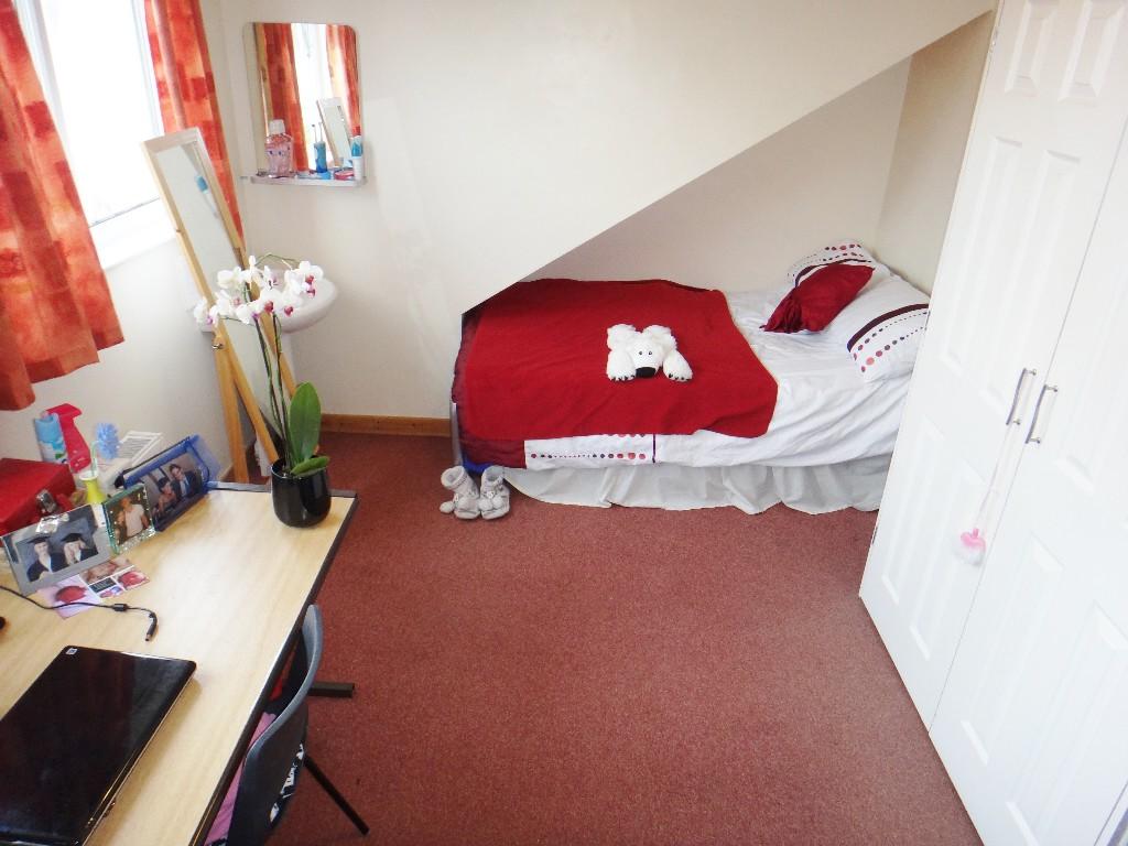 Attic rear bedroom