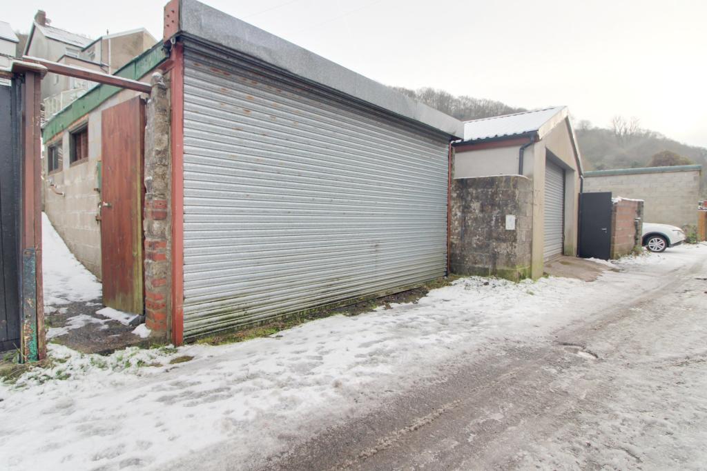 Llantristant39Garage