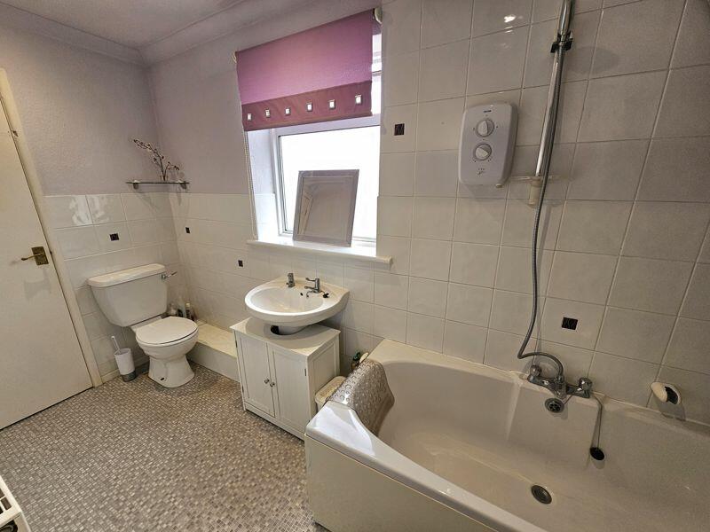 Bathroom (1st Floor)