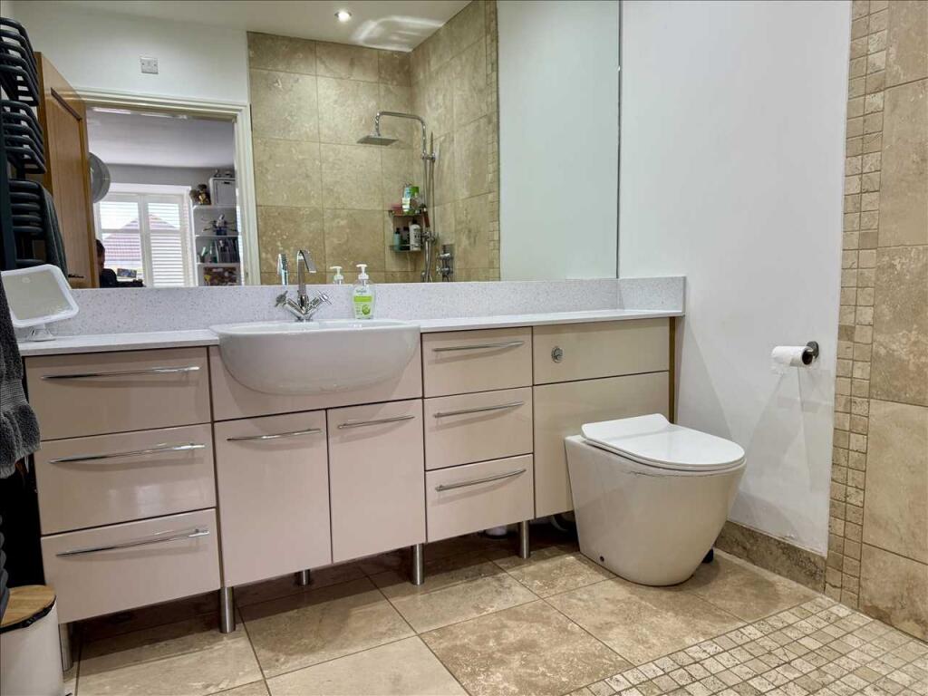PRIVATE EN-SUITE WET