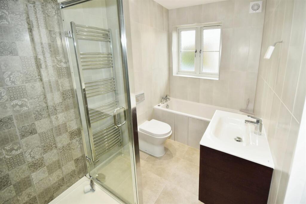 b22ec00f-Bathroom.JPG