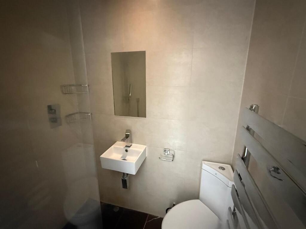 ensuite.jpg