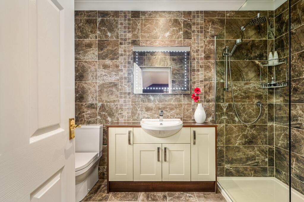 Master bedroom en-suite 