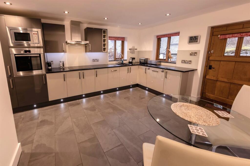 33 annexe kitchen.jpg