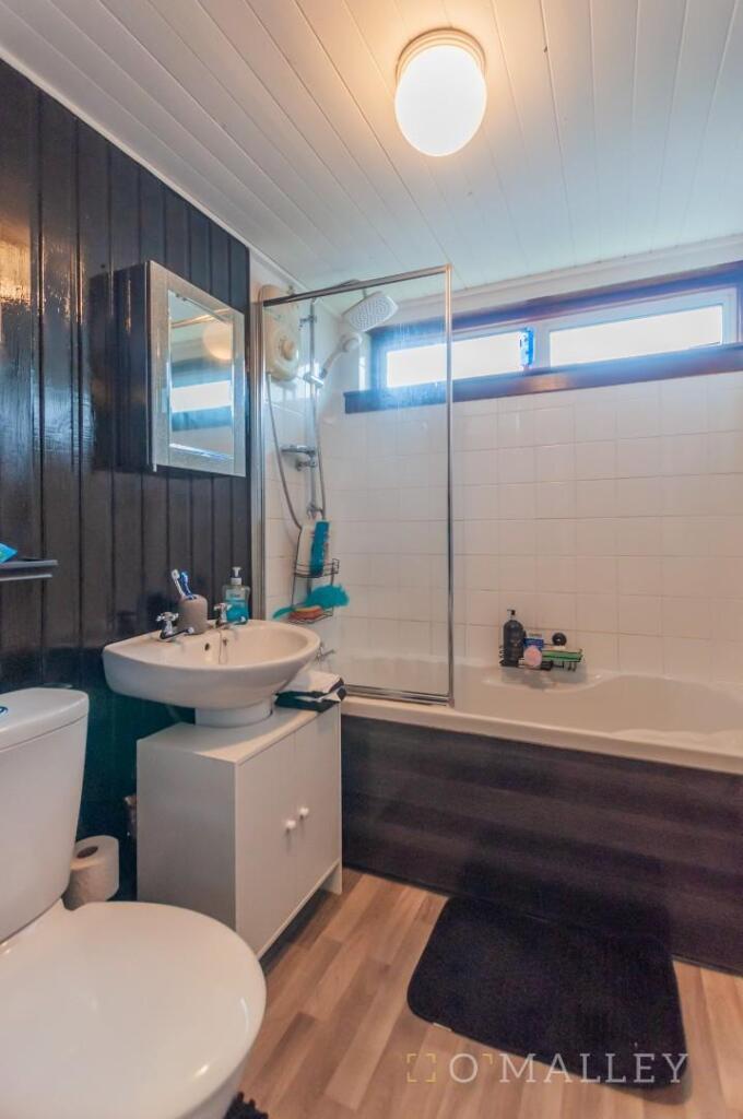 Bathroom 1.jpg
