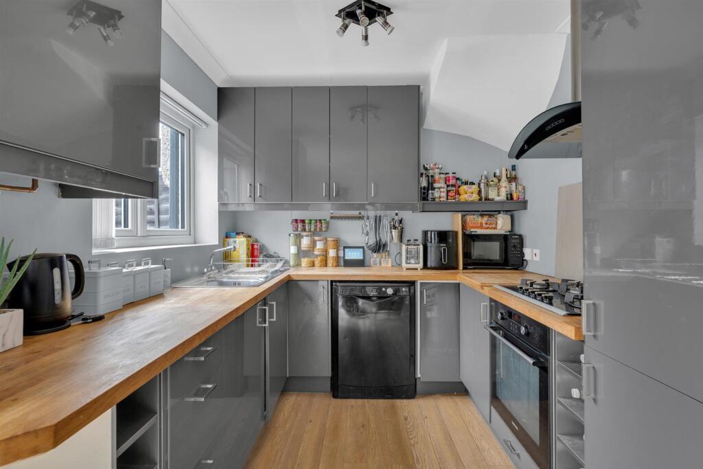 FITTED KITCHEN