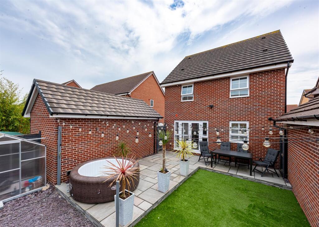 11 Thruxton Avenue-rear.jpg