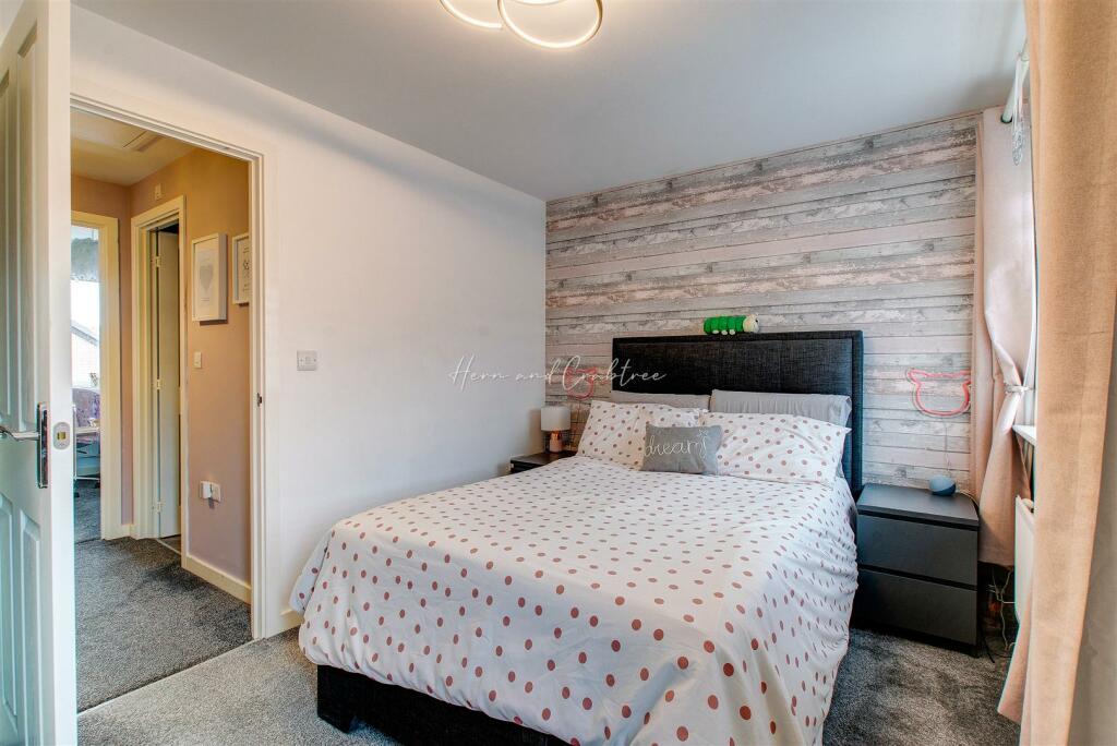 Clos Thomas, St Edeyrns, HernCrabtree (7).jpg