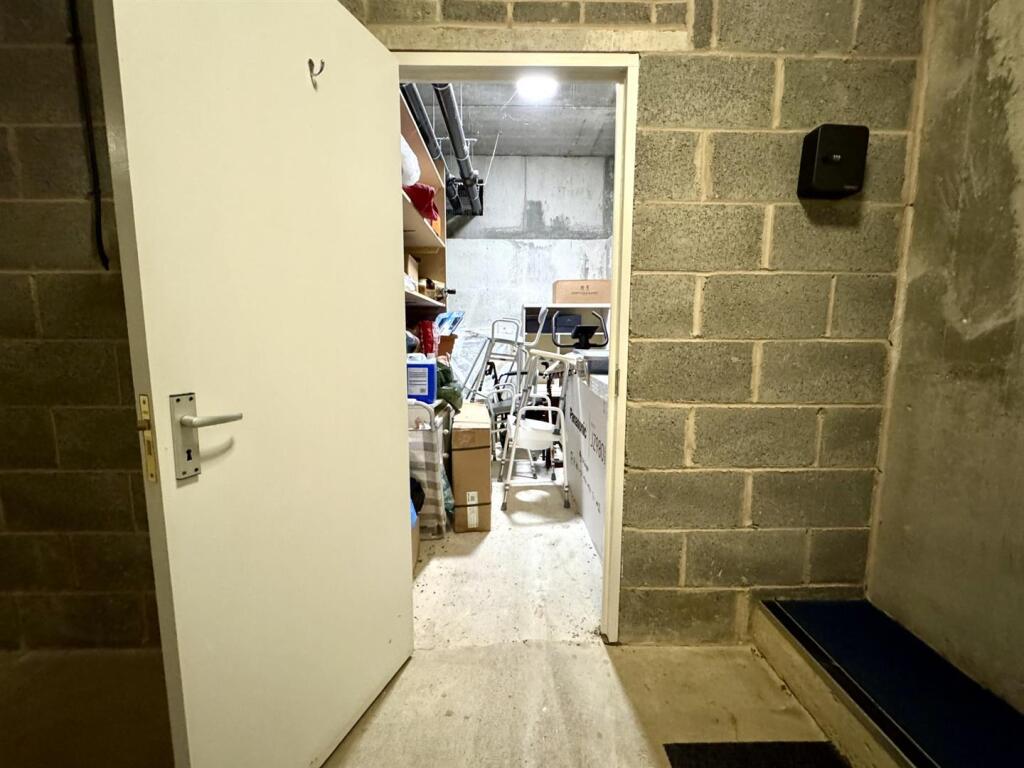 STORAGE CAVE / LOCK UP