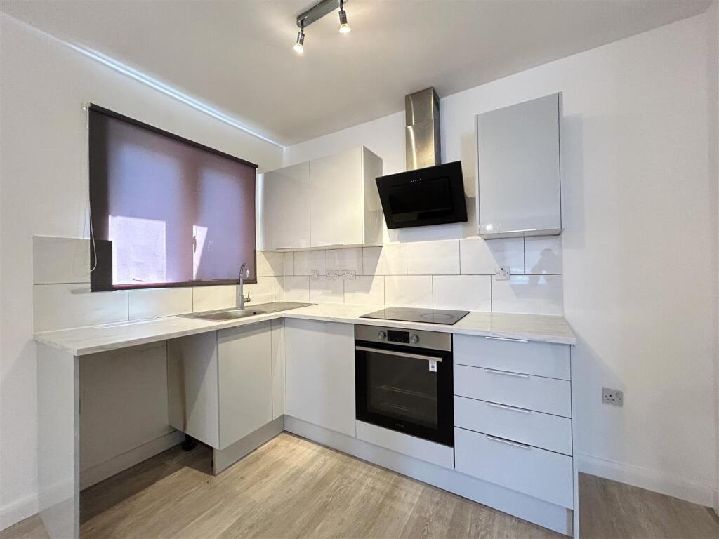 LOUNGE KITCHENETTE/BEDROOM