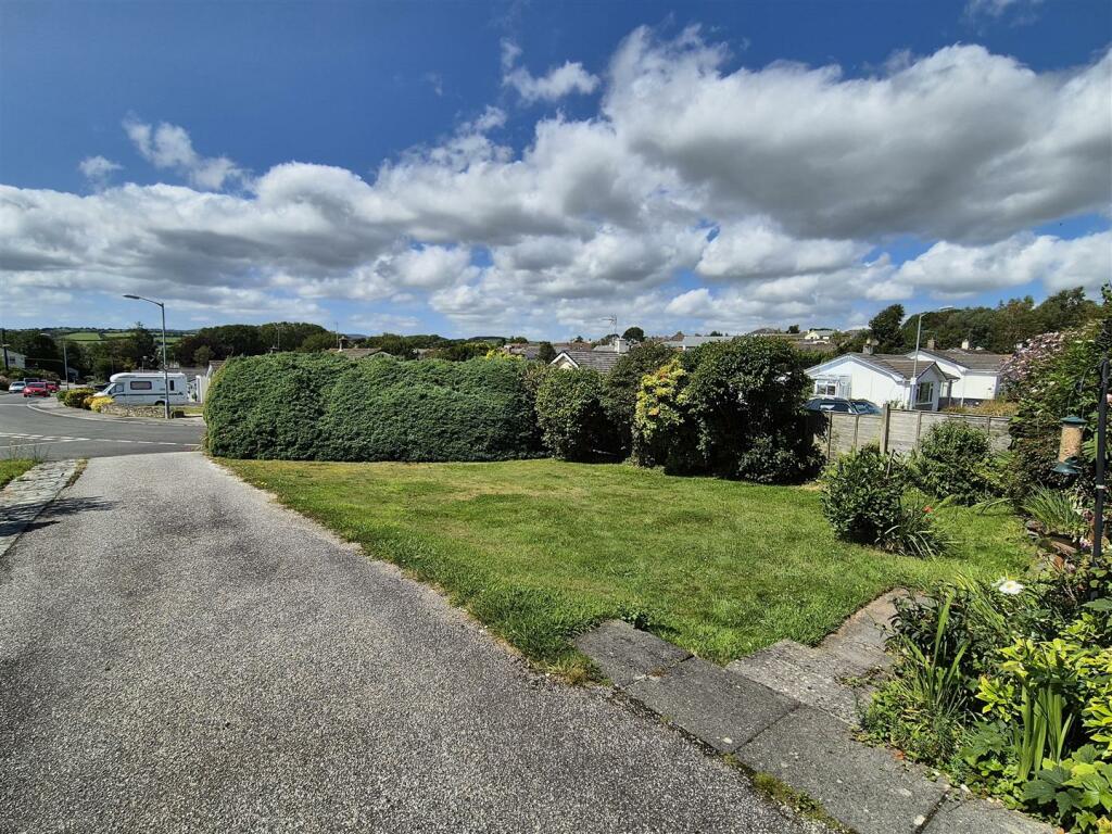 Front garden and driveway.jpg