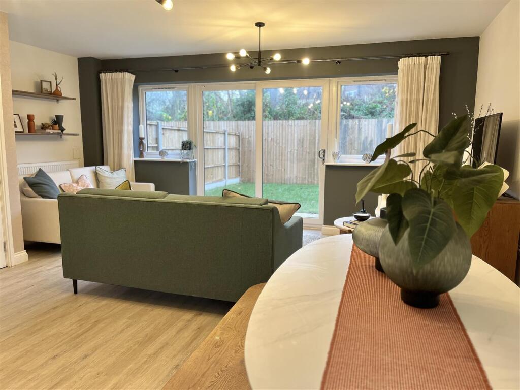 Open Plan Lounge &amp; Dining Area