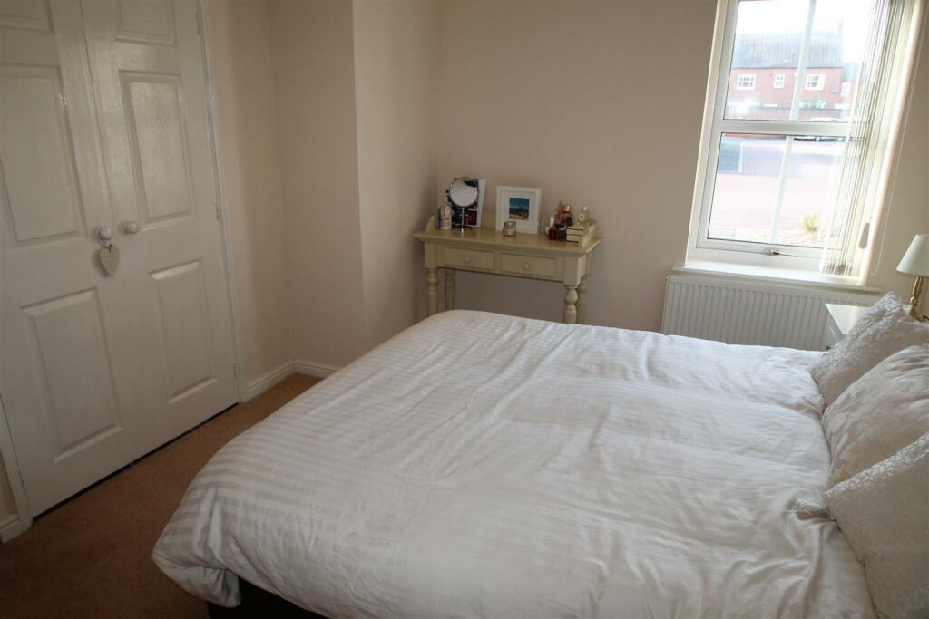 darwin bedroom 1 2.jpg