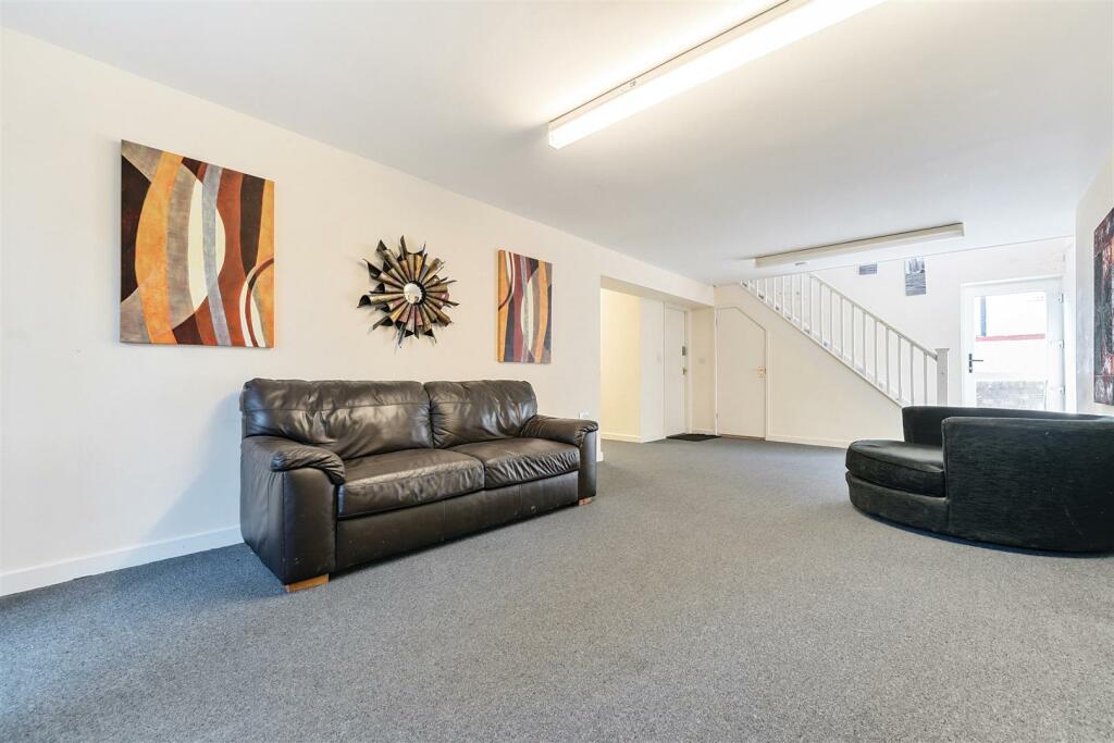 COMMUNAL RECEPTION AREA