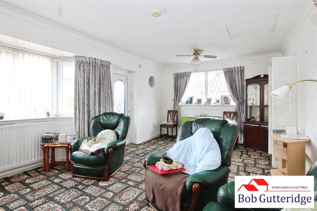 FULL WIDTH LOUNGE / DINING ROOM